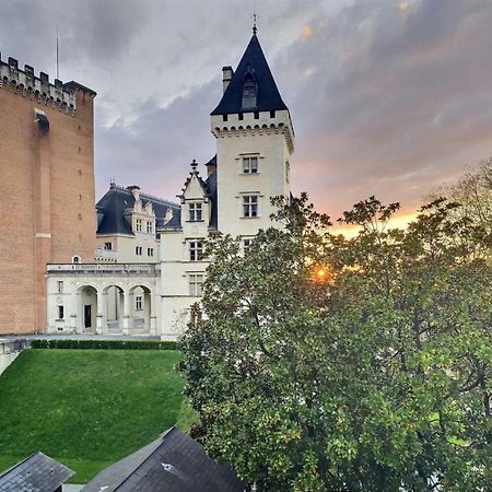 Vue Magique Sur Le Chateau Dans Un Quartier Populaire Pau Exteriör bild
