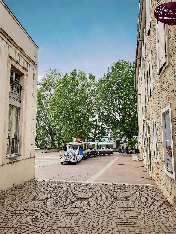 Vue Magique Sur Le Chateau Dans Un Quartier Populaire Pau Exteriör bild
