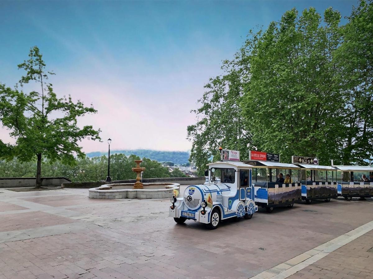Vue Magique Sur Le Chateau Dans Un Quartier Populaire Pau Exteriör bild